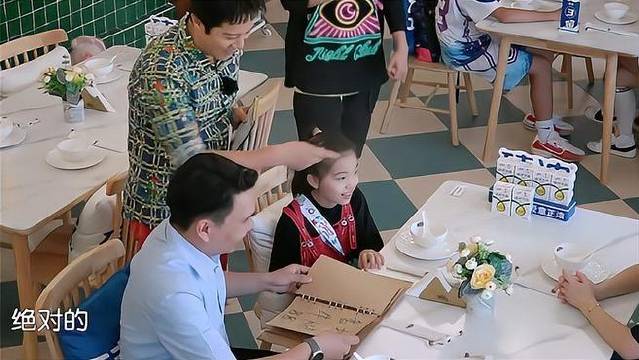 蔡国庆看到夫妻俩有两个孩子，立马催生三胎，压力山大！