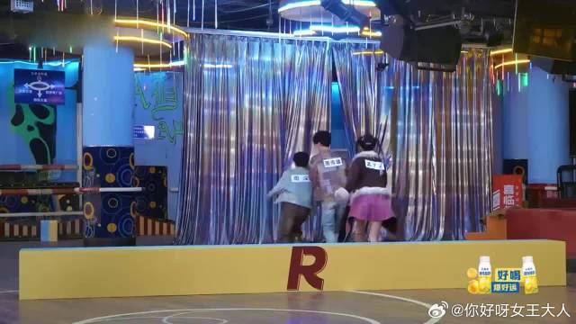 听李晨唱自己的歌，张韶涵笑到喘不过气，俏皮感十足