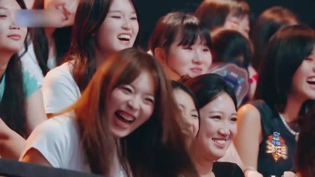 杨幂身材真绝了，穿紧身牛仔裤转圈圈，简直美到心坎里了