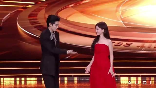 毛晓彤跟红裙到底有多适配？趁的皮肤白嫩发光，王鹤棣眼睛盯着看