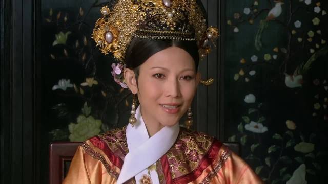 莞贵人言语讨喜，难怪圣宠优渥，本宫身为中宫，自当以德服众，静观其变