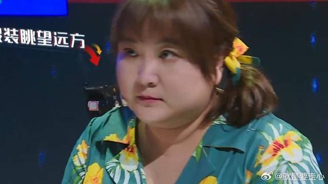 贾玲做任务给自己粘饭粒，花花晓彤围观，给姐留条活路！