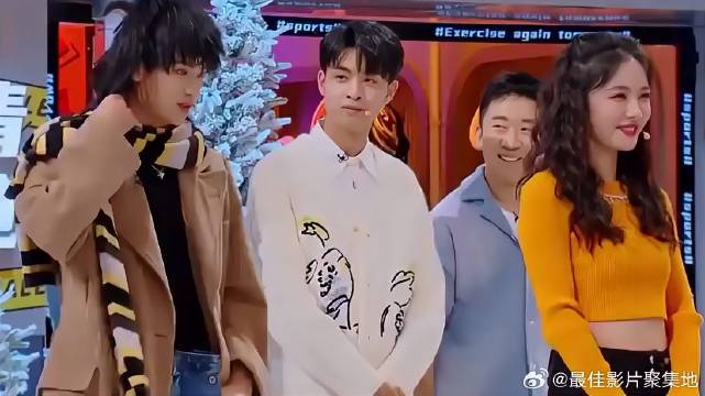 蔡文静选男朋友，吴磊坐在背后吃瓜，笑的一颠一颠的！