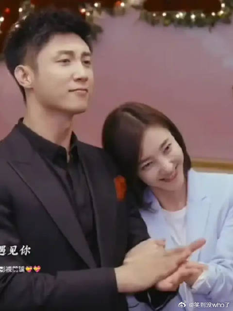 候爵求婚，两人经历种种困难终于在一起