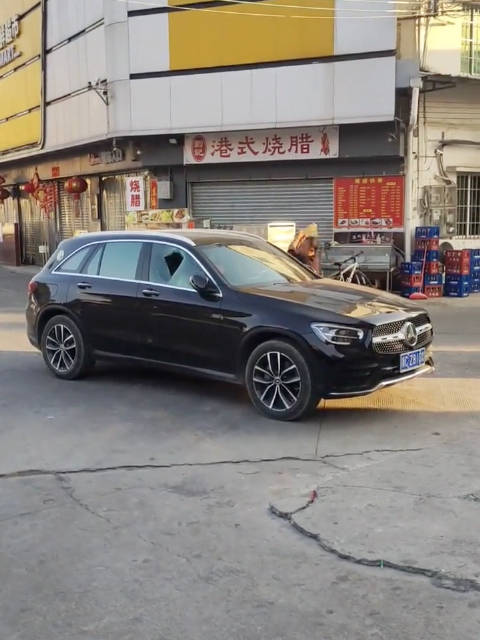 这小暴脾气怒砸奔驰GLC