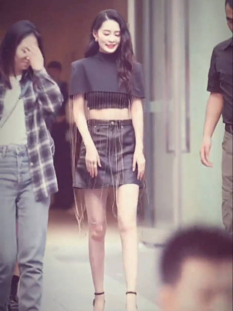 小皮裙，大波浪！李沁这套造型好御