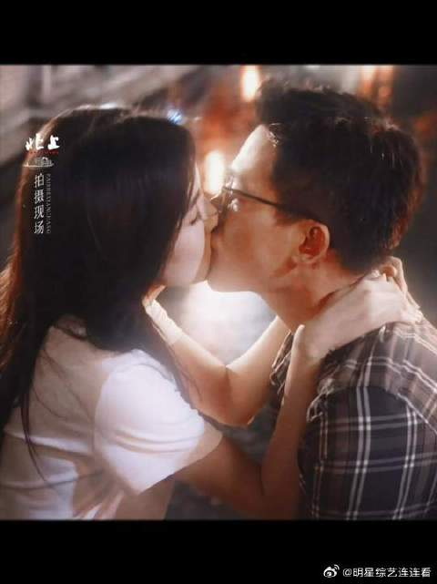 在烟花绽放下，幸福包围