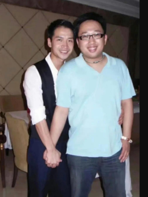 于正发布的童年与工作对比照具体包含哪些重要阶段？