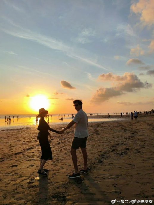 陈乔恩婚后社交生活变得丰富，这与她过去的“无朋友圈”状态相比有何变化？