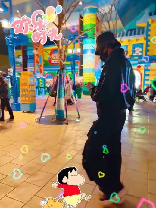 张若昀唐艺昕一家乐高乐园被偶遇！全家探班游玩细节曝光