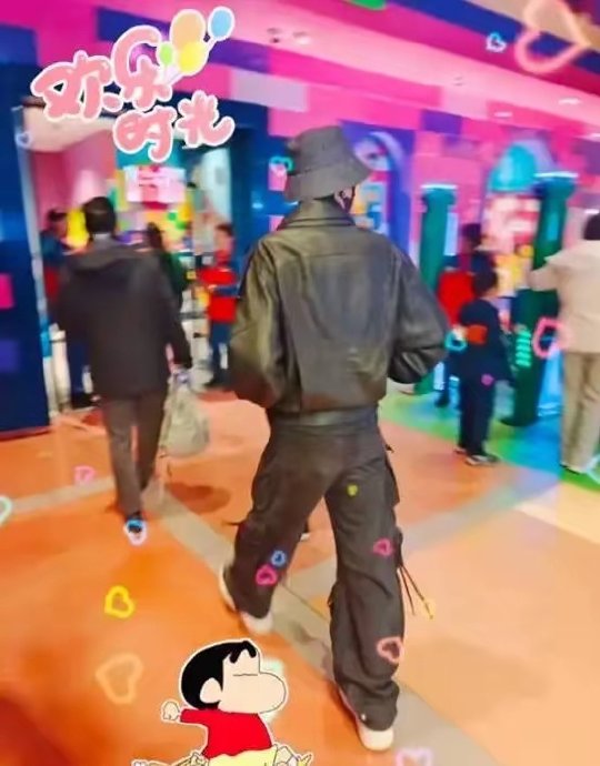 张若昀唐艺昕被偶遇带娃游乐园，夫妻分工带娃好甜！