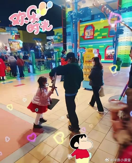 张若昀唐艺昕在上海乐高乐园是怎么带娃游玩的？