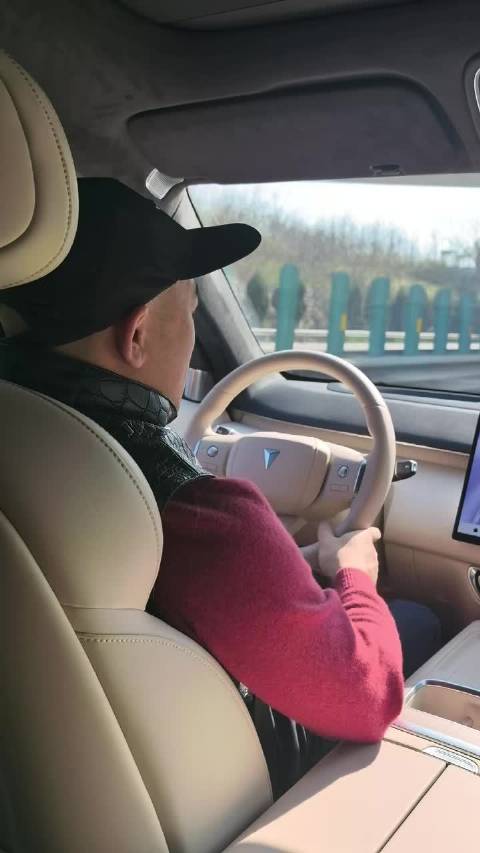 深蓝S09油电双用智驾返乡，三排大空间轻松应对年货装载