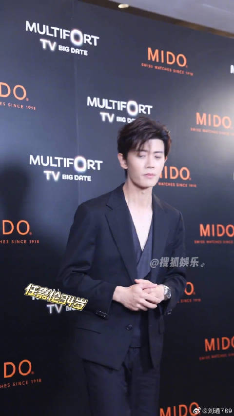 任嘉伦深V西装造型