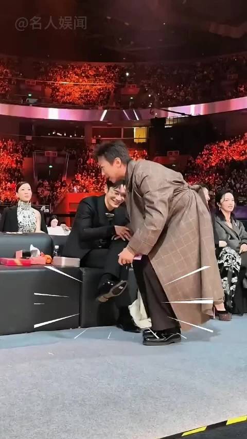 候场镜头看明星社交，王一博秒变“王甜甜”关晓彤社交小达人 关晓彤邓超