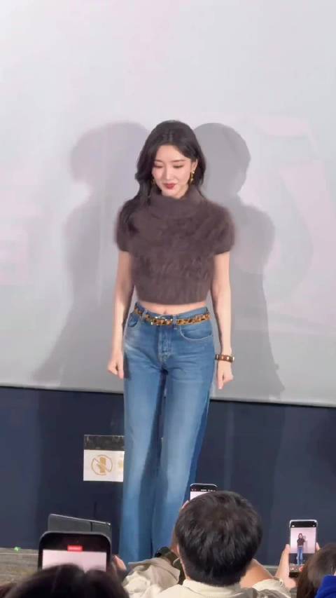 毛晓彤牛仔裤跳抖舞