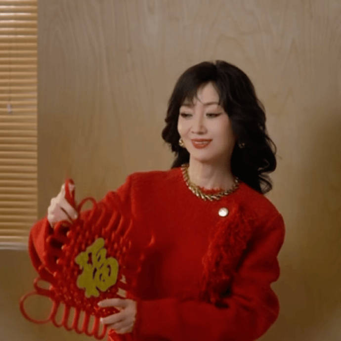 不老女神赵雅芝化身新年财神，粉丝直呼：见芝姐如迎财神归位！