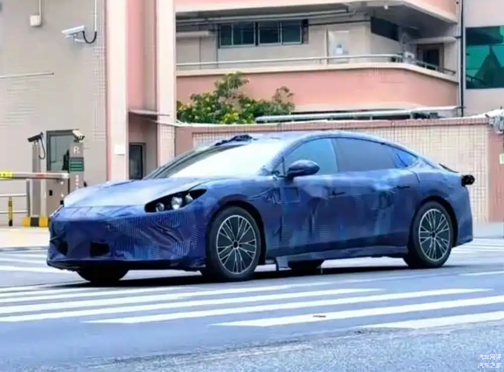 方程豹首款轿车曝光!最美比亚迪轿跑?