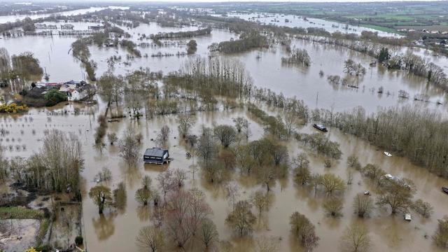 当地时间2026年2月20日，法国西部瓦拉德，这张航拍照片显示卢瓦尔河因暴雨发生洪水。视觉中国 图