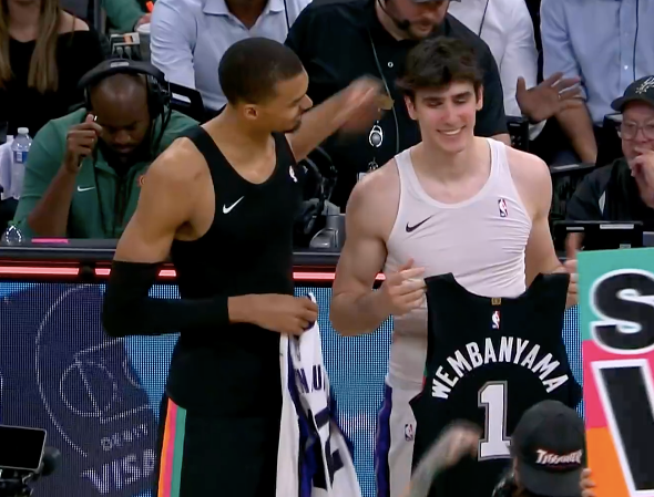 同为法国球员！文班亚马雷诺赛后互换球衣