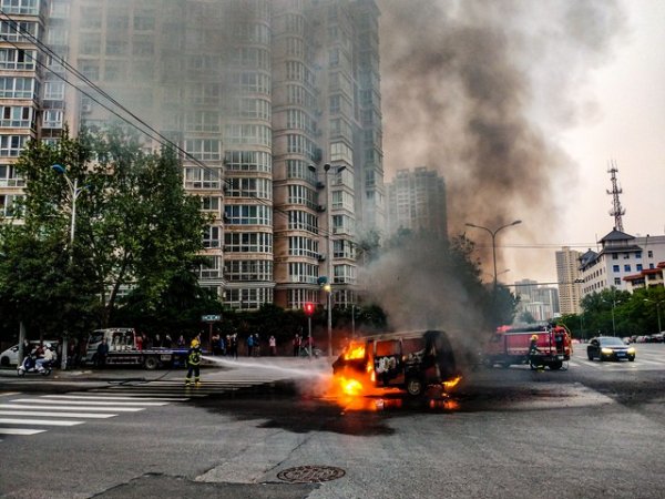 烧纸钱祭祖闯大祸！女子烧纸祭祖烧了邻居的保时捷