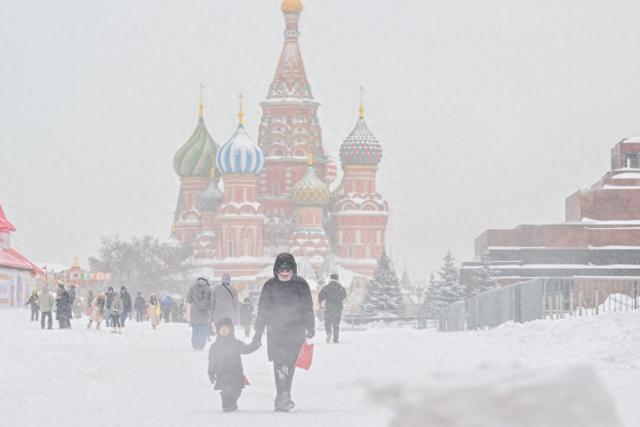 当地时间2026年2月19日，俄罗斯莫斯科，人们在强降雪天气中行走。视觉中国 图