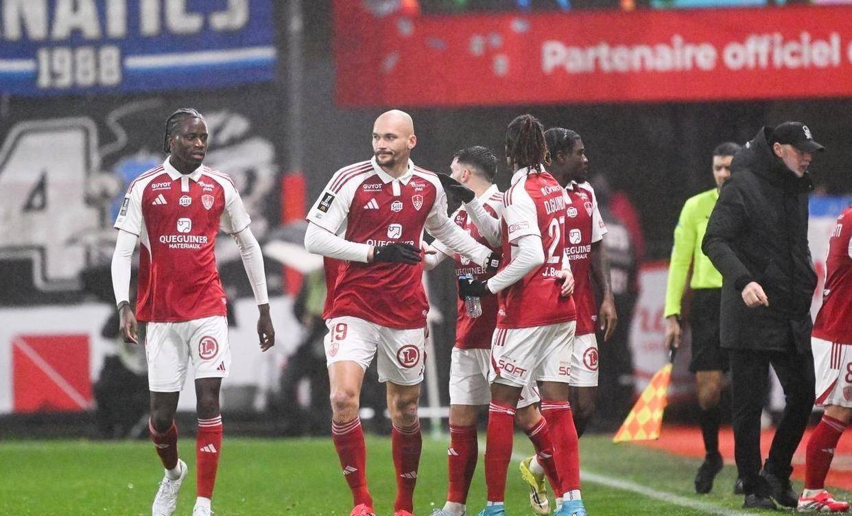 随着马赛爆大冷门0-2，法甲最新积分榜出炉，黑马逼近欧战区