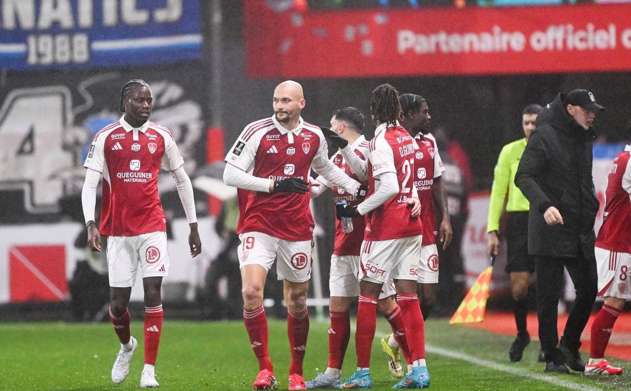 法甲第23轮爆冷:马赛客场0-2不敌布雷斯特,最新积分榜全面更新_比赛_里昂_格林伍德