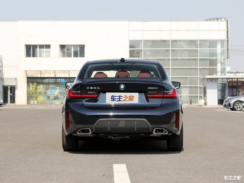 到店体验全新宝马3系，豪华舒适成为卖点，操控仍是同级标杆