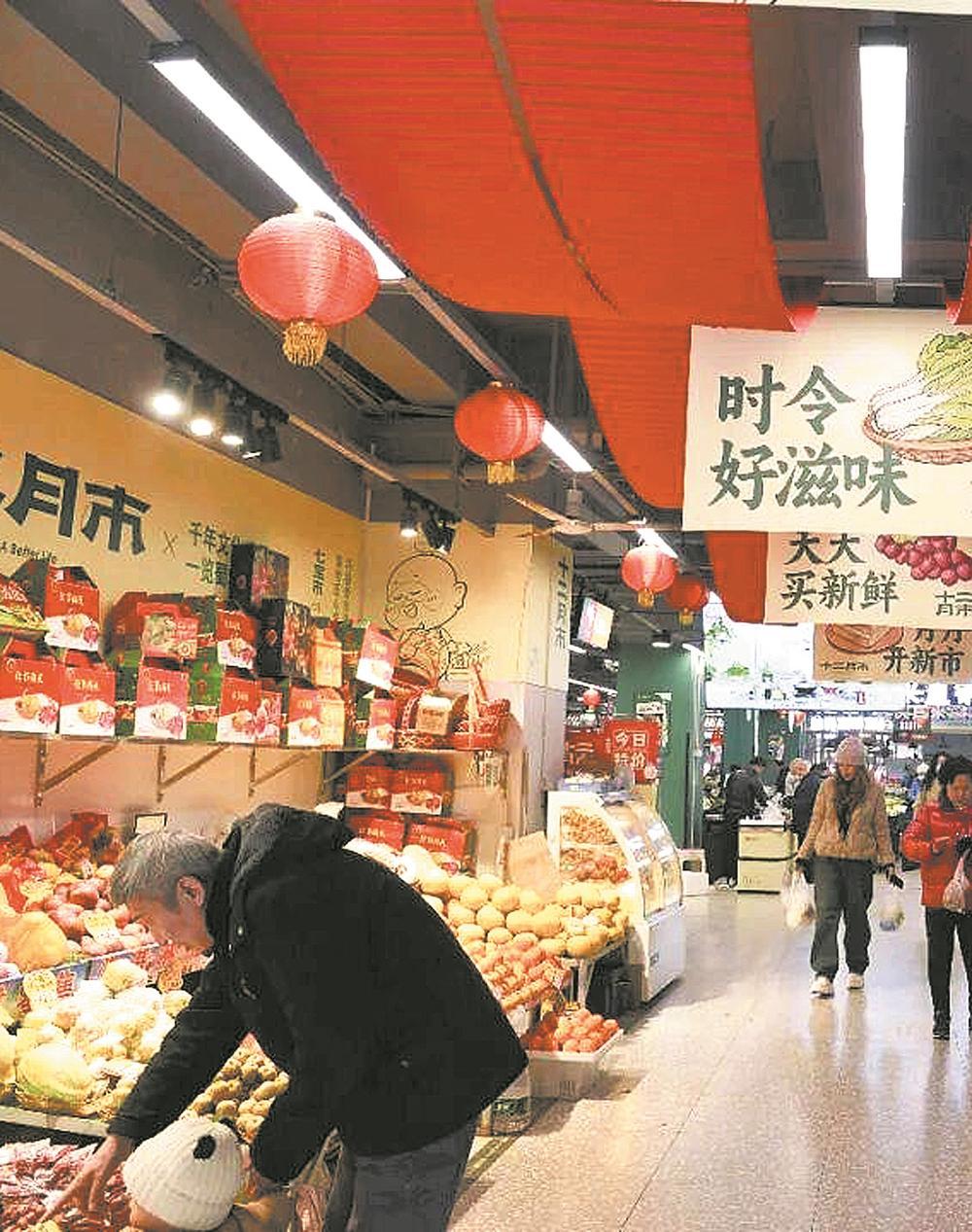 市民在菜市场挑选菜品。