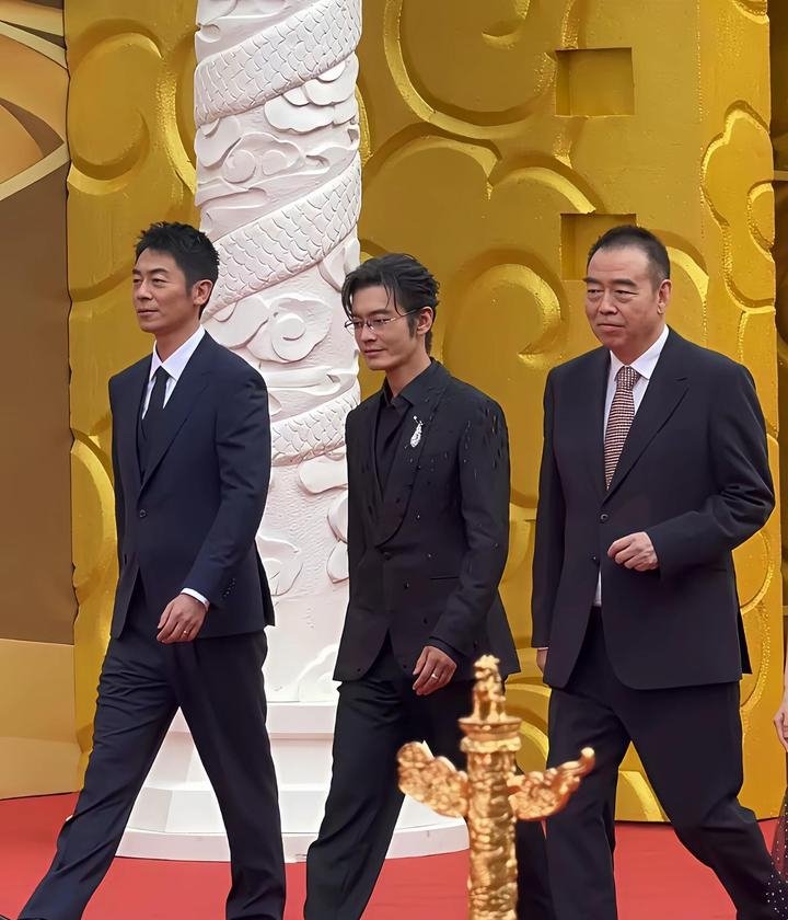 朱亚文、黄晓明、陈凯歌红毯同框,时尚造型各具魅力