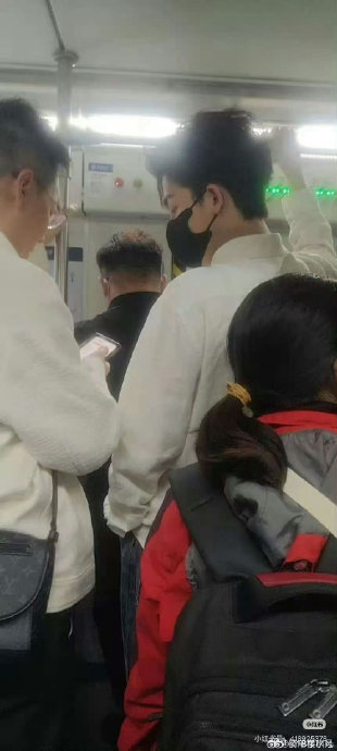 除了阮经天，还有哪些明星有过类似的“接地气”街头偶遇事件？