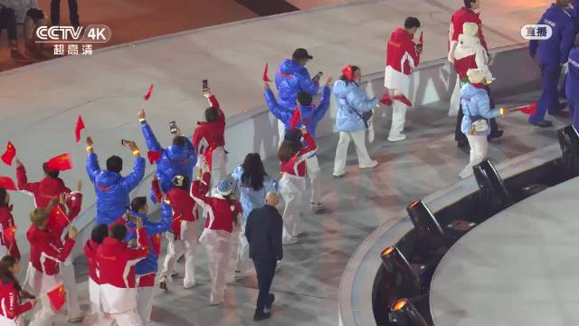 中国代表团米兰冬奥五金四银六铜创境外最佳，苏翊鸣谷爱凌领衔青春风暴
