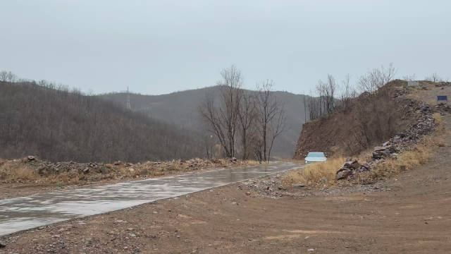 夫妻换驾小鹏P7千里奔袭，17小时跨三省挖水晶
