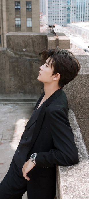 粉丝为什么称任嘉伦为“日更博主”？他的练习室视频有何特别之处？