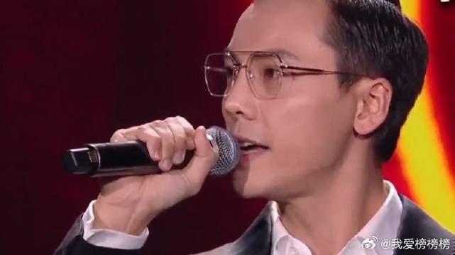 陈伟霆粤语演唱《漫步人生路》，一身西装又帅又有型，难怪能迷住超模何穗