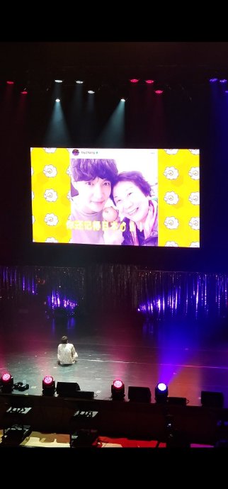 这张奶奶佩戴奖牌的合照具体拍摄于什么时间？