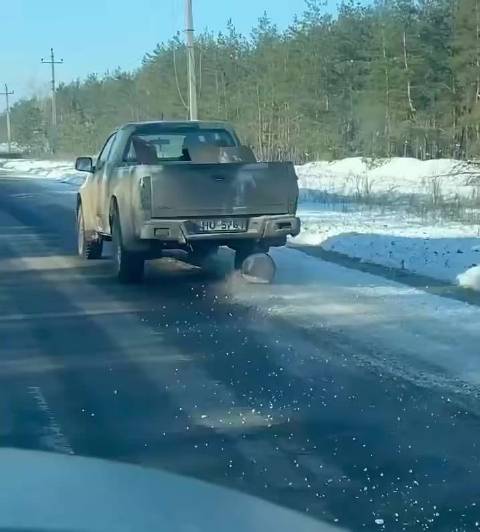 乌军皮卡车轮受损垫圆木撤离