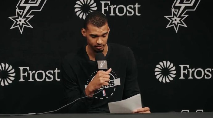 文班亚马是如何定义他与马克西姆-雷诺之间的关系的？