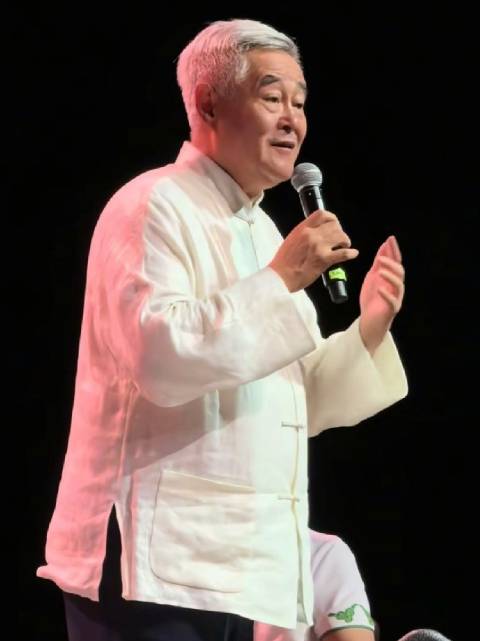 赵本山演唱《月亮代表我的心》，老爷子精神状态很不错，还是很享受舞台的