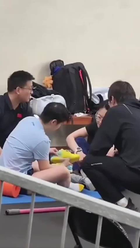 孙颖莎比赛前鞋出问题贴创可贴应对