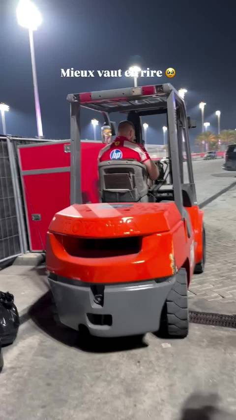 粉丝：你好，这是SF-25吗？ 法拉利工作人员：是的 很有自知之明！