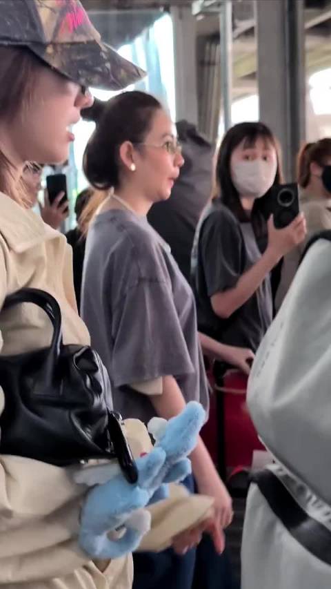 上一个这么夹包走路的是赵本山老师