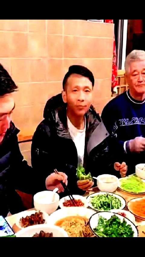 赵本山递烟宋小宝双手接,小沈阳未抬头多年后境遇迥异