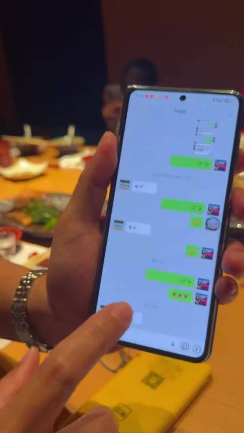 佛山寿司店偶遇三组低迷家庭共庆节日，hugo隔空送祝福