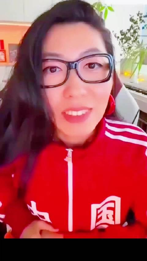 马年春节期间，曲婉婷为她的新专辑《情书》打广告，试图重回中文歌坛！