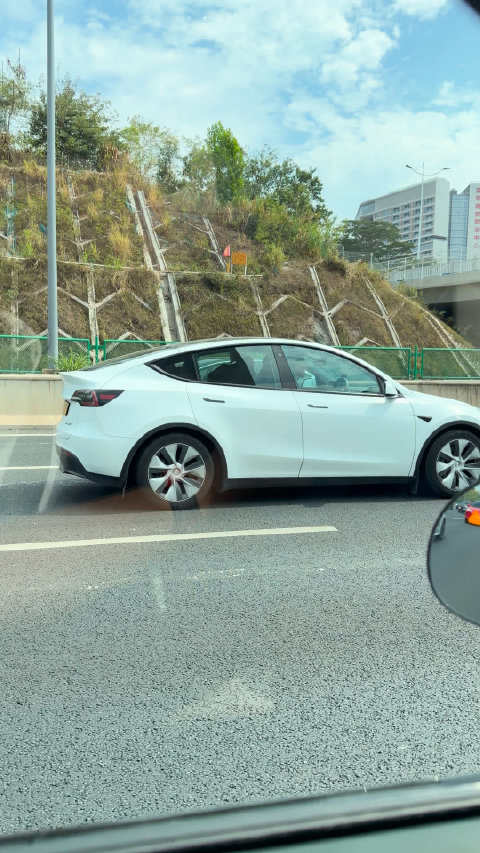 走了三天啊！终于进深圳了 看到港车北上的 单港牌特斯拉还挺帅的