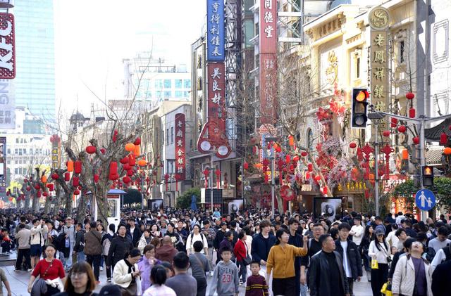 2026年2月21日，上海，大年初五，南京路游客如织。 视觉中国 图