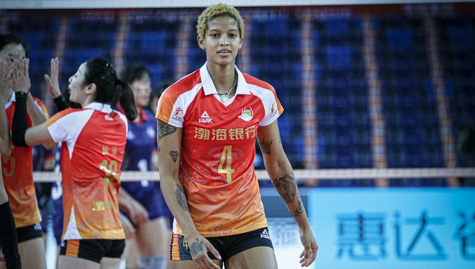 得分能力让人咋舌，14岁时就被郎平夸奖的她，在排超的风头已经盖过李盈莹
