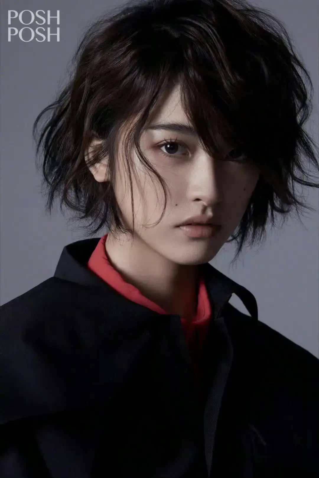 沈月短发冷脸写真，“日系美少年”形象引全网热议!